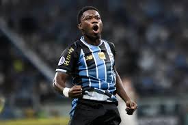 Luís Castro resgata “versão Mano Menezes” de Amuzu em novo esquema do Grêmio