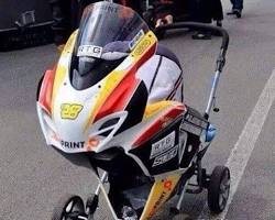 Imagem de Carrinhos e motos de beb�