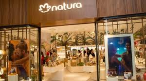 Natura (NATU3) reverte prejuízo, lucra R$ 186 milhões no 4T25, demite 1.400 funcionários e relança Avon; agora vai?