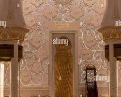 Gambar Interior of Masjid Zayed Solo showing Mihrab