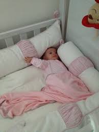 Resultado de imagem para bebes dormindo em berço