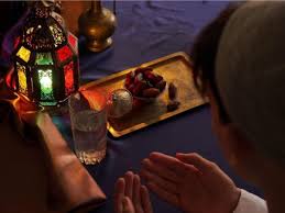 دعای هنگام افطار که در ماه مبارک رمضان بسیار توصیه شده است + متن و ترجمه