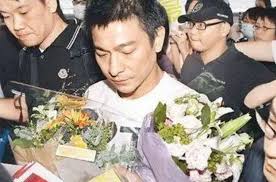 沈阳黑老大刘涌：怒扇华仔、枪伤警察，被抓后14名律师帮他减刑_父母_游泳_刘父