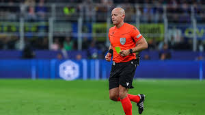 Ligue des champions: l’arbitre Szymon Marciniak reconnaît s‘être trompé en faveur du Barça contre l’Inter en 2025