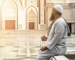 Gambar Foto seorang muslim sedang berzikir di masjid