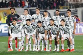 Vozinha estreia pelo Colo-Colo com vitória elástica; veja fotos
