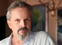 ¿Por qué la voz de Miguel Bosé suena diferente en sus últimas presentaciones?