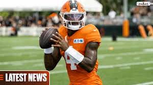 Shedeur Sanders warming up during Cleveland Browns training camp