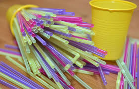 Le Français poursuivi pour avoir léché une paille à Singapour autorisé à partir