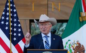 Ken Salazar cuestiona actuar de agentes del ICE contra migrantes; 