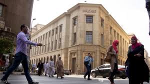 بعد تخارج 3.5 مليار دولار.. هل يؤجل "المركزي" المصري خفض الفائدة؟