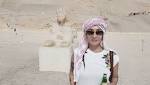 ممثلة هندية وزوجها يتبادلون القبل