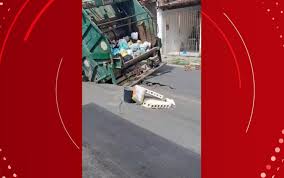 Carro de coleta de lixo fica preso em rua após asfalto ceder em Feira