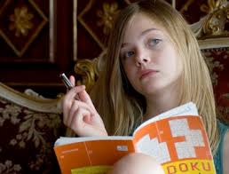 Sampai akhirnya mantan istrinya, Layla (Lala Sloatman) menitipkan Cleo (Elle Fanning), anak perempuan mereka yang berumur 11 tahun. - somewhere1_main