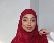 Gambar young woman wearing an instant hijab