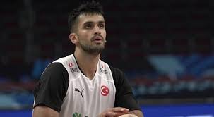Jogador de basquete turco Furkan Korkmaz em quadra, vestindo uniforme com a bandeira da Turquia.