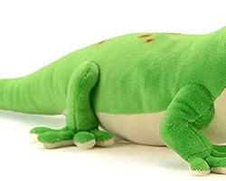 person relaxing with a gecko plush toyの画像