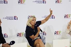 Pénaliser le port du voile : le piège tendu par Marine Le Pen — Le Monde.fr