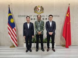 Consul General in Shanghai receives Petronas LNG chief representative; talks aim to strengthen Malaysia-China energy cooperation