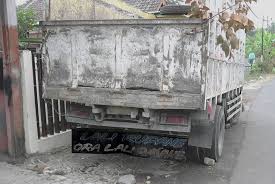 Hasil gambar untuk tulisan lucu di bak truk