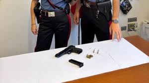 A passeggio per Lignano con una pistola da softair senza tappo rosso, denunciato un giovane