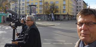 Am Kurfürstenplatz, rechts Regisseur Wolfgang Ettlich