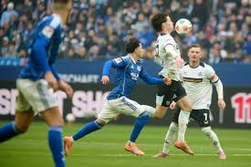 Prta­jin mit Blitz-​Tor nach Ein­wechs­lung – FCK führt 1:0 auf Schal­ke