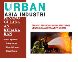 Image of Contoh peserta pelatihan menggunakan pengukur tekanan pada unit pompa kebakaran