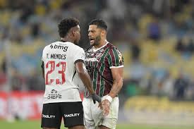 Árbitro peita Canobbio e é criticado por Hulk em Fluminense x Vasco; veja o lance