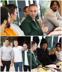 JAY-Z asistió a un desayuno organizado por el empresario Michael Rubin en Los Ángeles con novatos seleccionados por franquicias de la NFL para hablar de deportes y negocios... https://www.boredpanda.com/fans-cant-believe-blue-ivy-is-13-after ...
