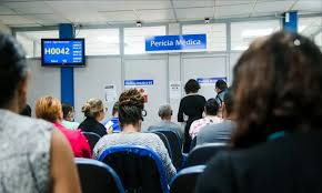 Redução da fila do INSS é "maquiagem" baseada em indeferimentos, afirma sindicato