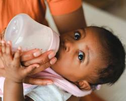 baby drinking milk from a bottleの画像