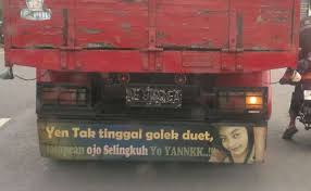 Hasil gambar untuk tulisan lucu di bak truk