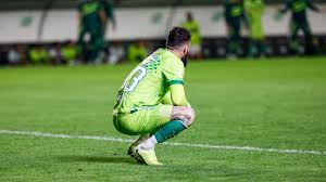 'Levou o apito à boca para terminar': o gesto de árbitro que irritou Juventude em eliminação para o Atlético-MG na Copa do Brasil