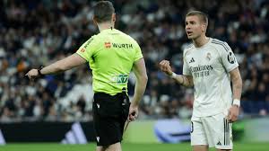 Esperpéntico final: roja directa a Mastantuono y sanciones para Huijsen y Carreras