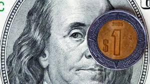 Peso mexicano toca su nuevo mejor nivel del año contra el dólar