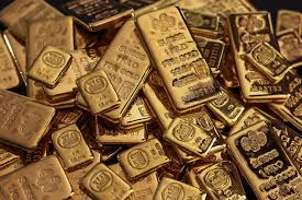 Gold Slips With Higher Dollar as Traders Weigh Fed Rate Outlook