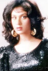 The Showman Catapulted Meenakshi Sheshadri To Superstardom With &#39;Hero&#39; And Also Gave Her A Prominent Role &#39;Meri Jung&#39; - meenakshi-sheshadri-stunning-look-still