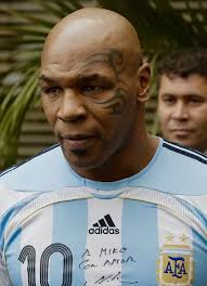 La camiseta de Maradona que une a tres leyendas