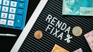 Qual investimento em renda fixa rendeu 1,5% ao mês em julho de 2026?