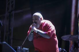 João Gordo faz show no Rock in Rio para público esvaziado e sob forte chuva
