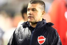 Umberto Louzer elogia volante do Vila Nova, defende goleiro e vê equipe em evolução