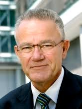 <b>Hans-Jörg</b> Bullinger war von 2002 bis 2012 Präsident der <b>...</b> - 382