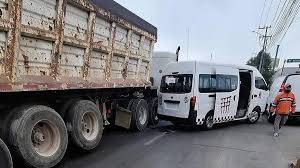 Una persona resulta lesionada tras choque entre combi y tráiler en Ecatepec