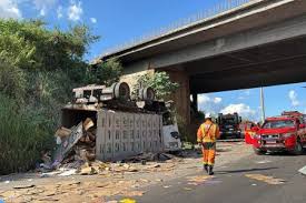 Caminhoneiro buzinou antes de cair de viaduto no Anel Rodoviário, diz testemunha