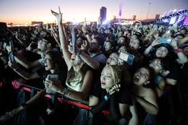 Cartel oficial de Lollapalooza Chile 2026 con multitud en el Parque Bicentenario