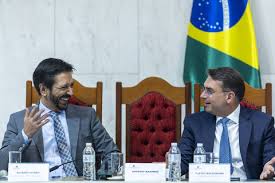 Após ação policial em SP, Flávio fala em perseguição estatal a 'Dark Horse' para influenciar eleições
