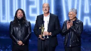 Nirvana Pays Homage to Kurt Cobain as Dave Grohl, Krist Novoselic and Pat Smear Accept Video Vanguard Award at MTV VMAs: “He Was One of One”