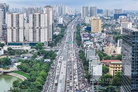Trời trở lạnh, Hà Nội ùn tắc kéo dài, người dân chật vật tới công sở sau kỳ nghỉ lễ 30/4–1/5
