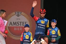 Enorme domper voor toprenner Bauke Mollema en gezin na 'dom misverstand': 'Helaas kan dat niet in Nederland'